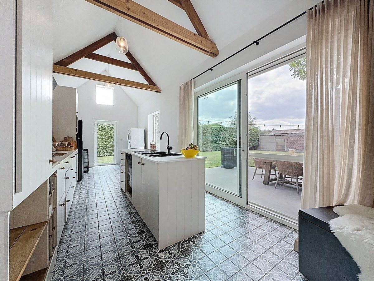 Herenwoning met afzonderlijke praktijkruimte te Velzeke 