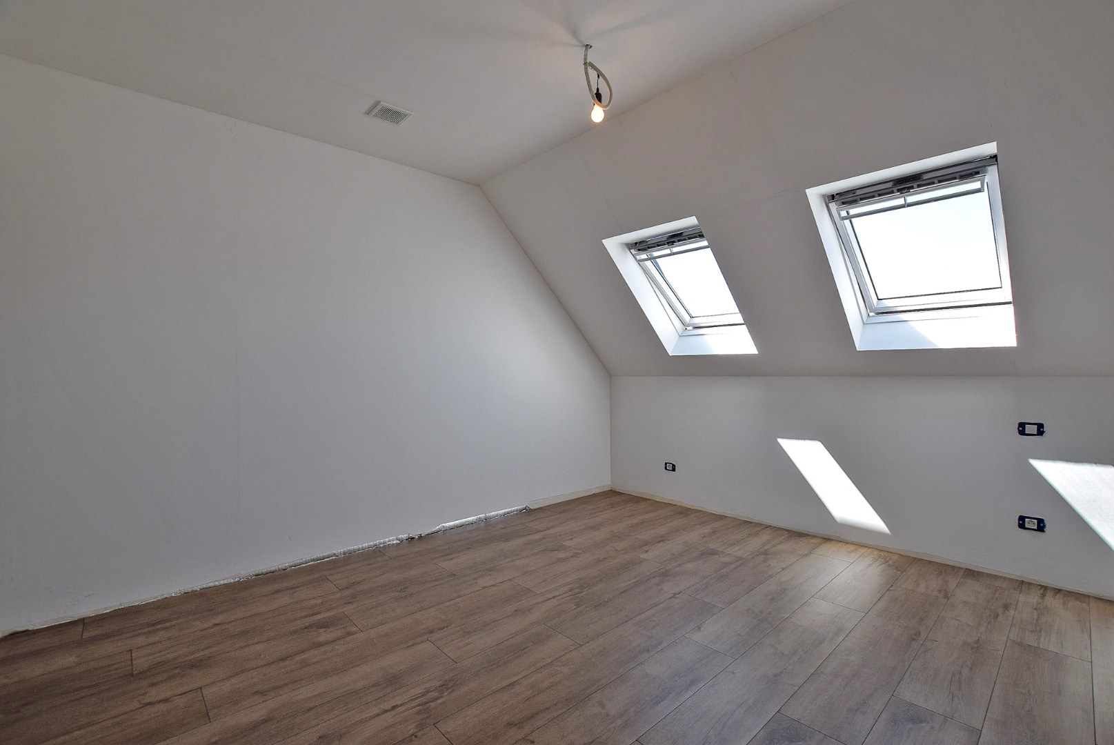 Prachtig afgewerkte nieuwbouwwoning met 4 slaapkamers te Pervijze (Diksmuide). 