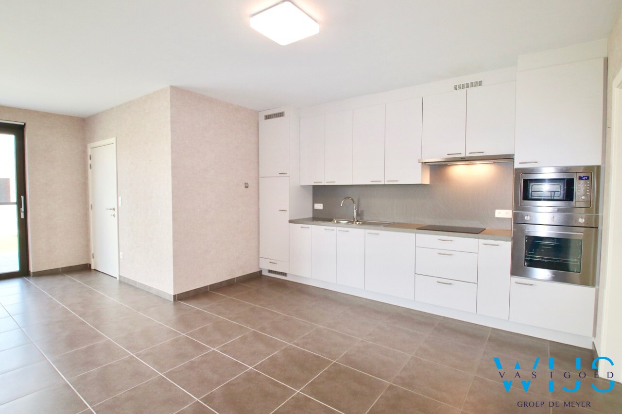 Tijdloos GELIJKVLOERS appartement met 2 slaapkamers te Oosteeklo ! 