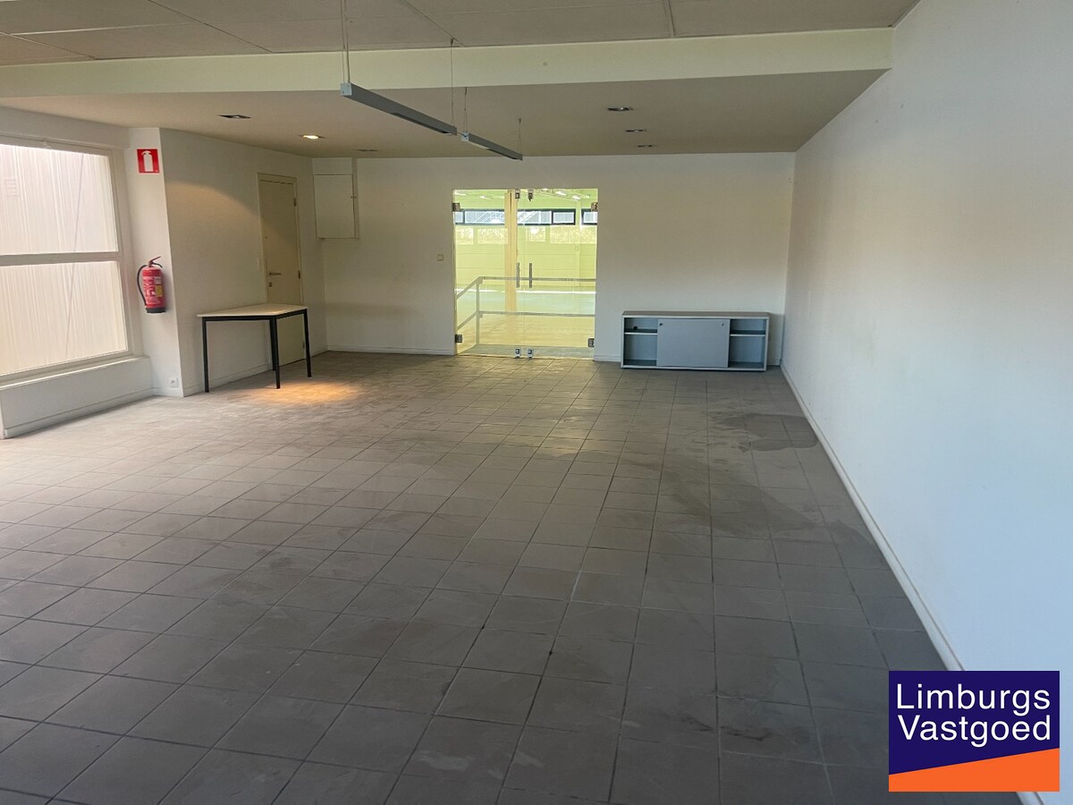 Industriële multifunctionele bedrijfsruimte van 1500m² in Hasselt met 2080 m² perceeloppervlakte en 50.00 parkeerplaatsen 