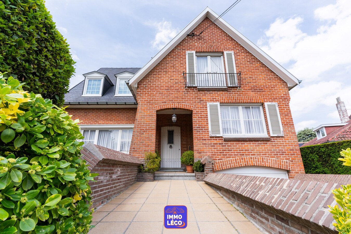 Villa érigée sur 1436m² avec garage, parking et grand jardin, secteur prisé "La Coquinie" !! 