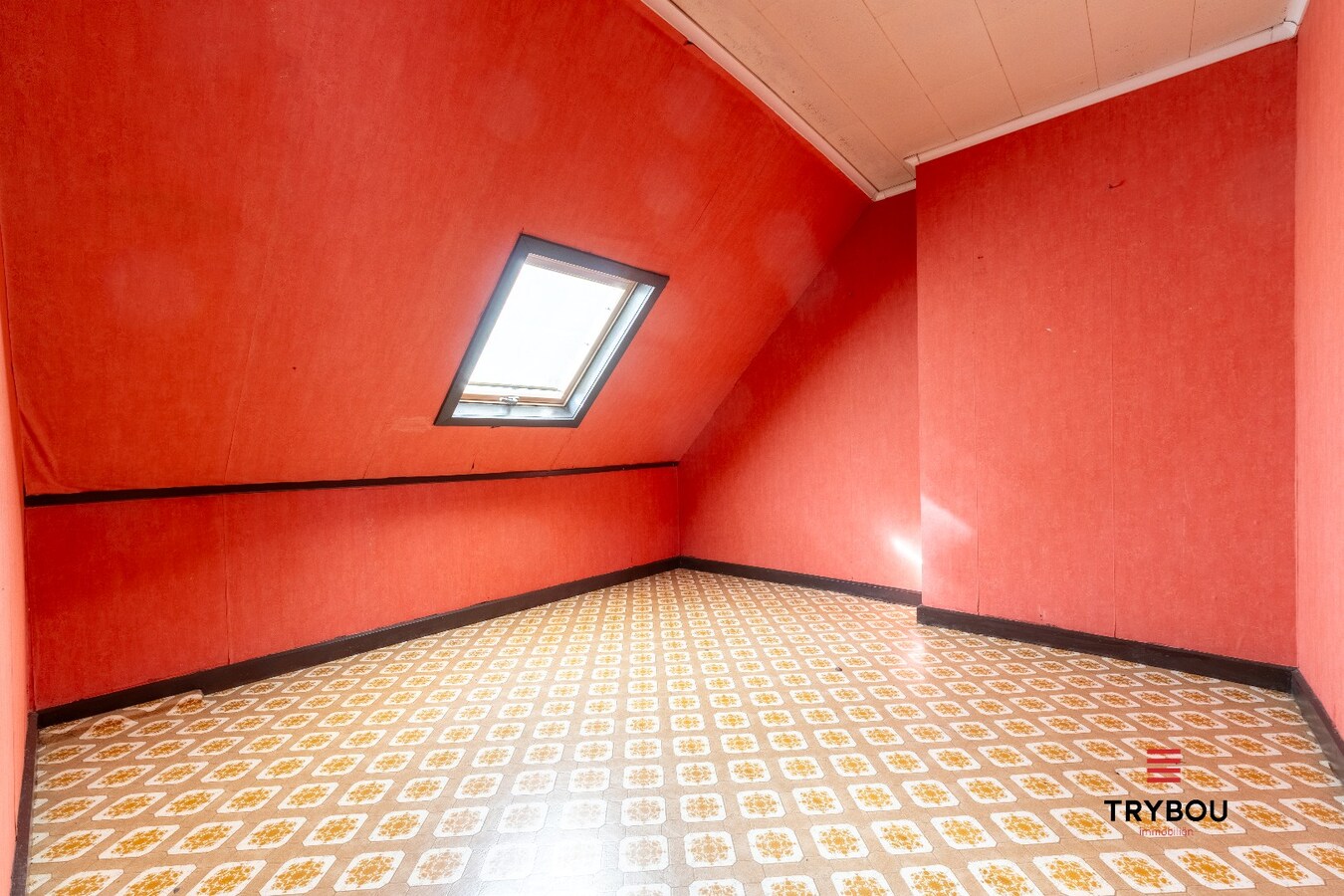 Verrassend ruime woning aan de rand van Houthulst op ruim perceel van 720m². 