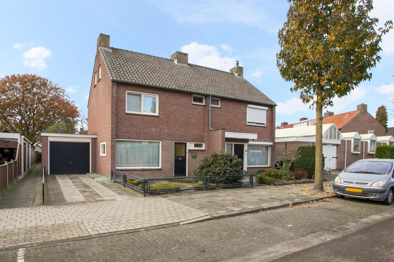 Nette 2-kapper met 4 slaapkamers en privacy biedende tuin gelegen op 346 m² ondergrond. 