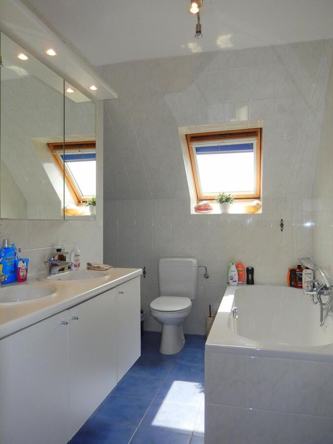 Recente rijwoning met garagebox te huur te Zandvoorde 