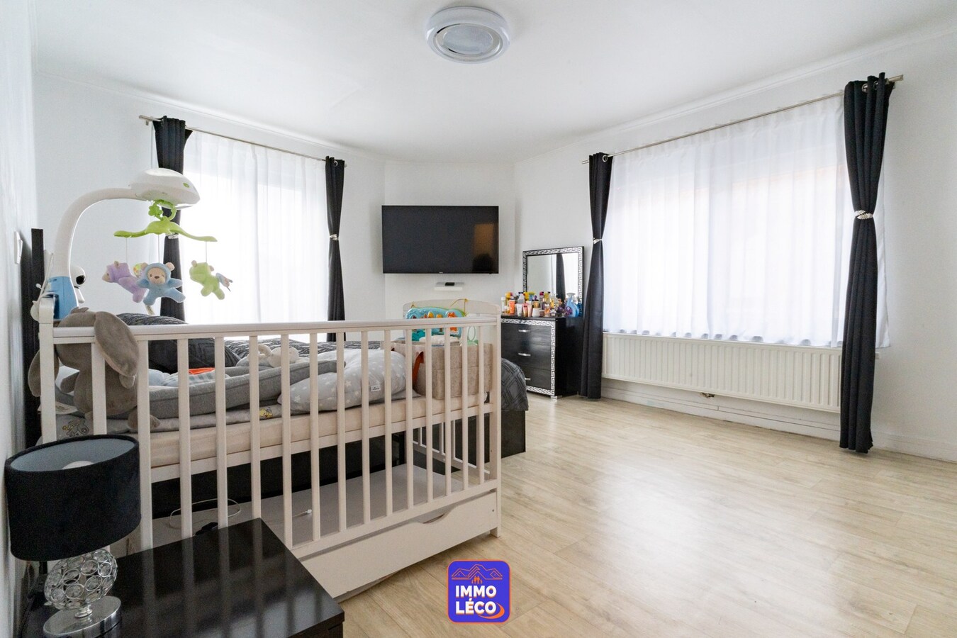 3 façades rénovée avec garage, parking 2voit. et grand entrepôt attenant ! 