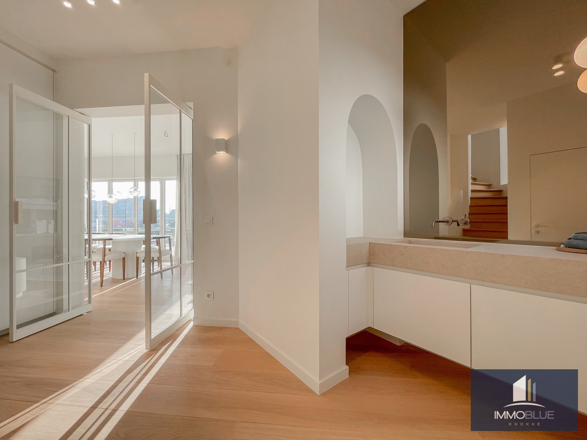 Exclusieve villa: Uitzonderlijk volledig gerenoveerde villa met frontaal zeezicht. 