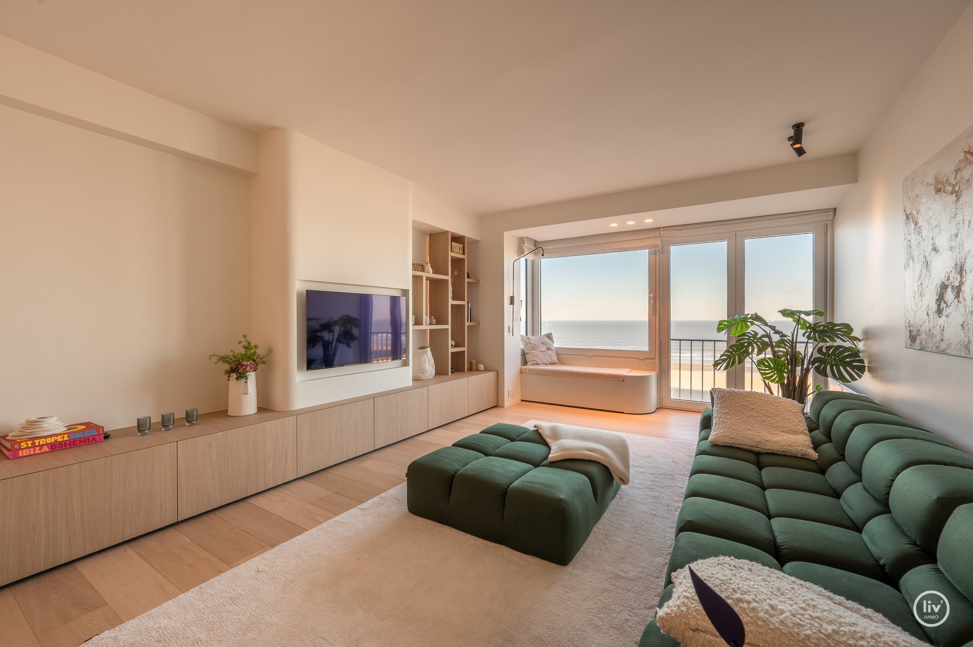 Magnifique appartement rénové avec une vue imprenable sur la mer, idéalement situé sur la digue du Zoute, à proximité de la place Albert. 
