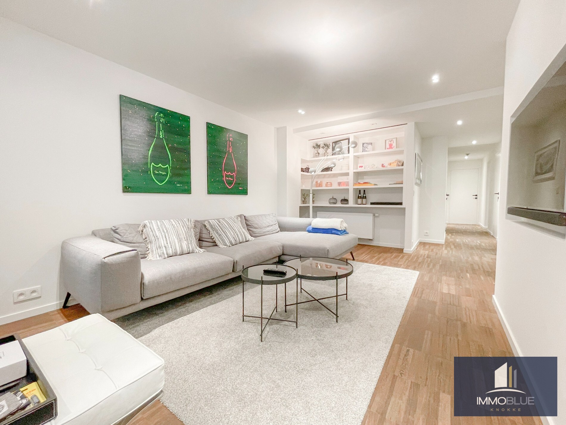 Stijlvol, instapklaar appartement met een ruim terras gelegen aan het Lichttorenplein op enkele passen van de zee. 