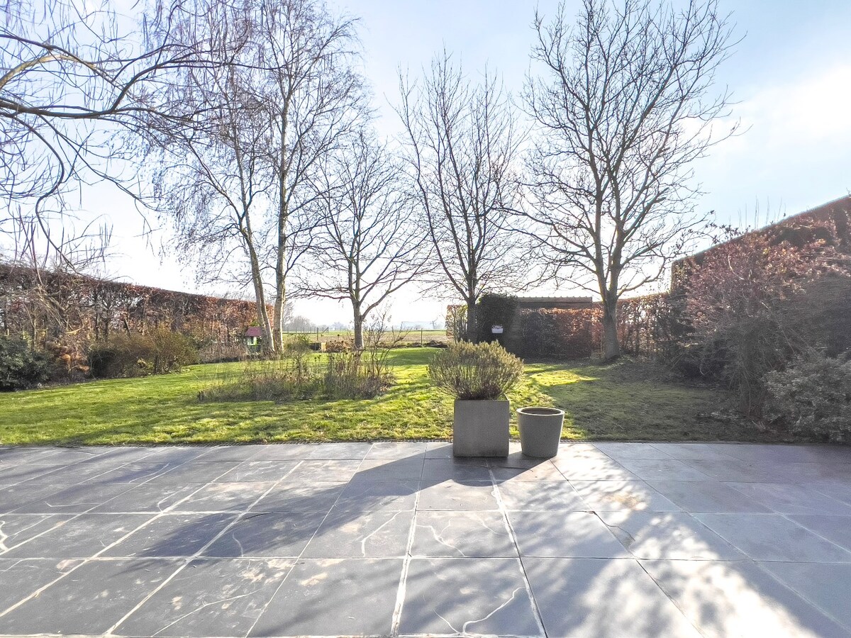 Ruime villa met unieke architectuur en tuin te Tollembeek 
