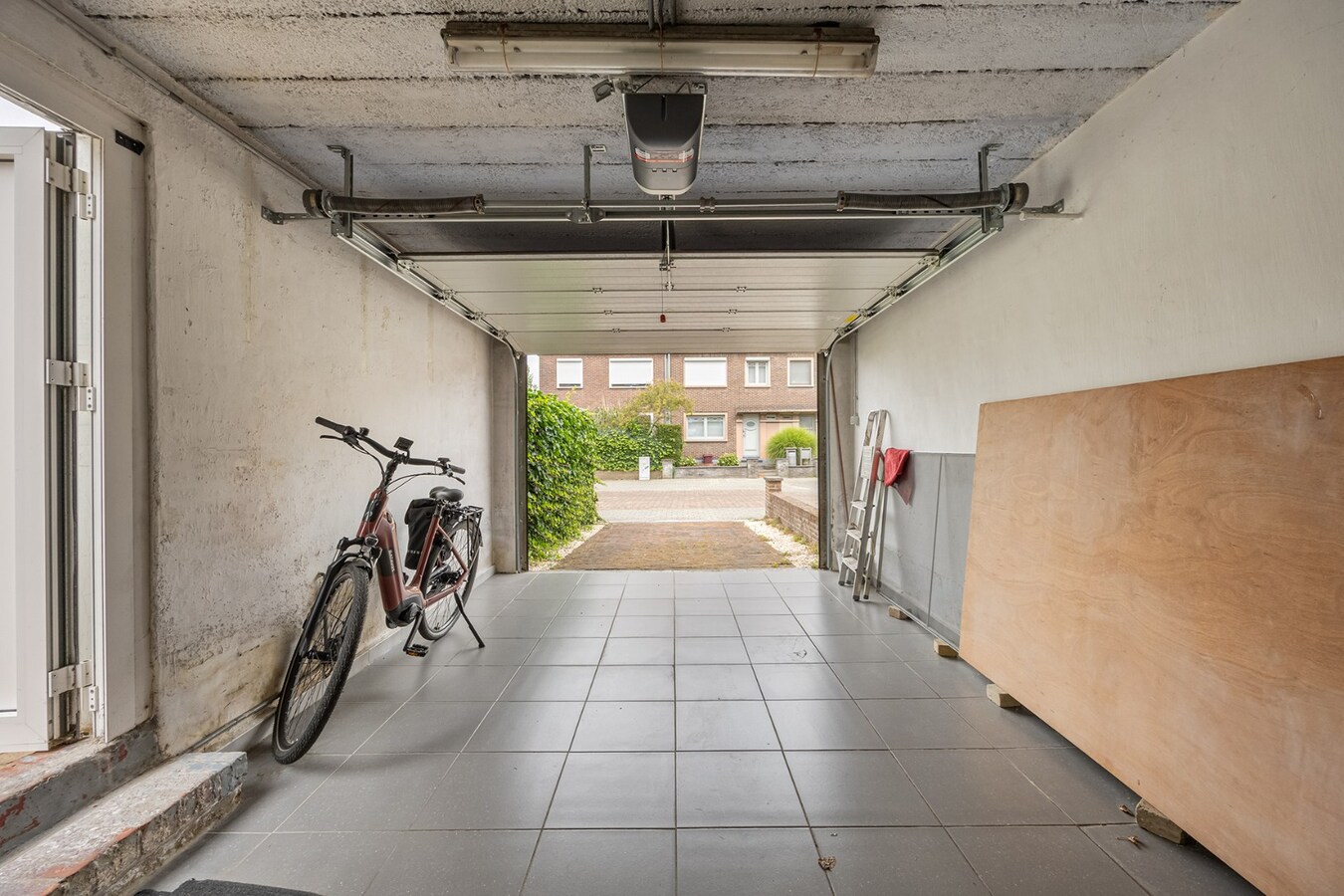 HOB met 3 slpk, garage en tuin nabij Schoten centrum! 