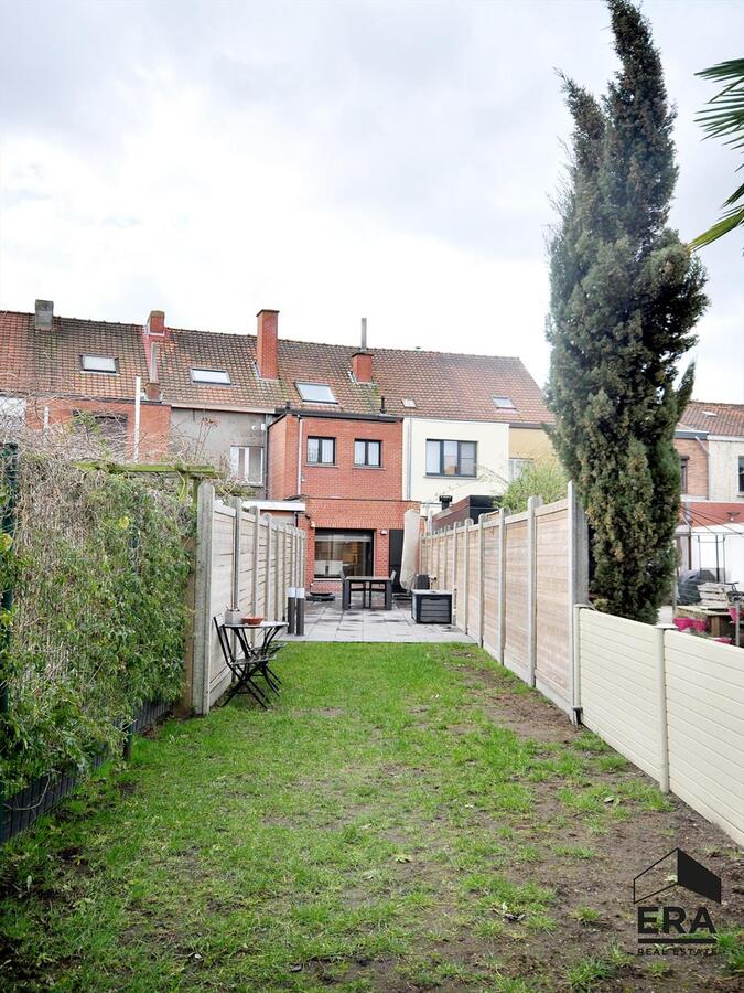 Dé ideale stadswoning. Gelegen in brede, doodlopende straat nabij UZ. 