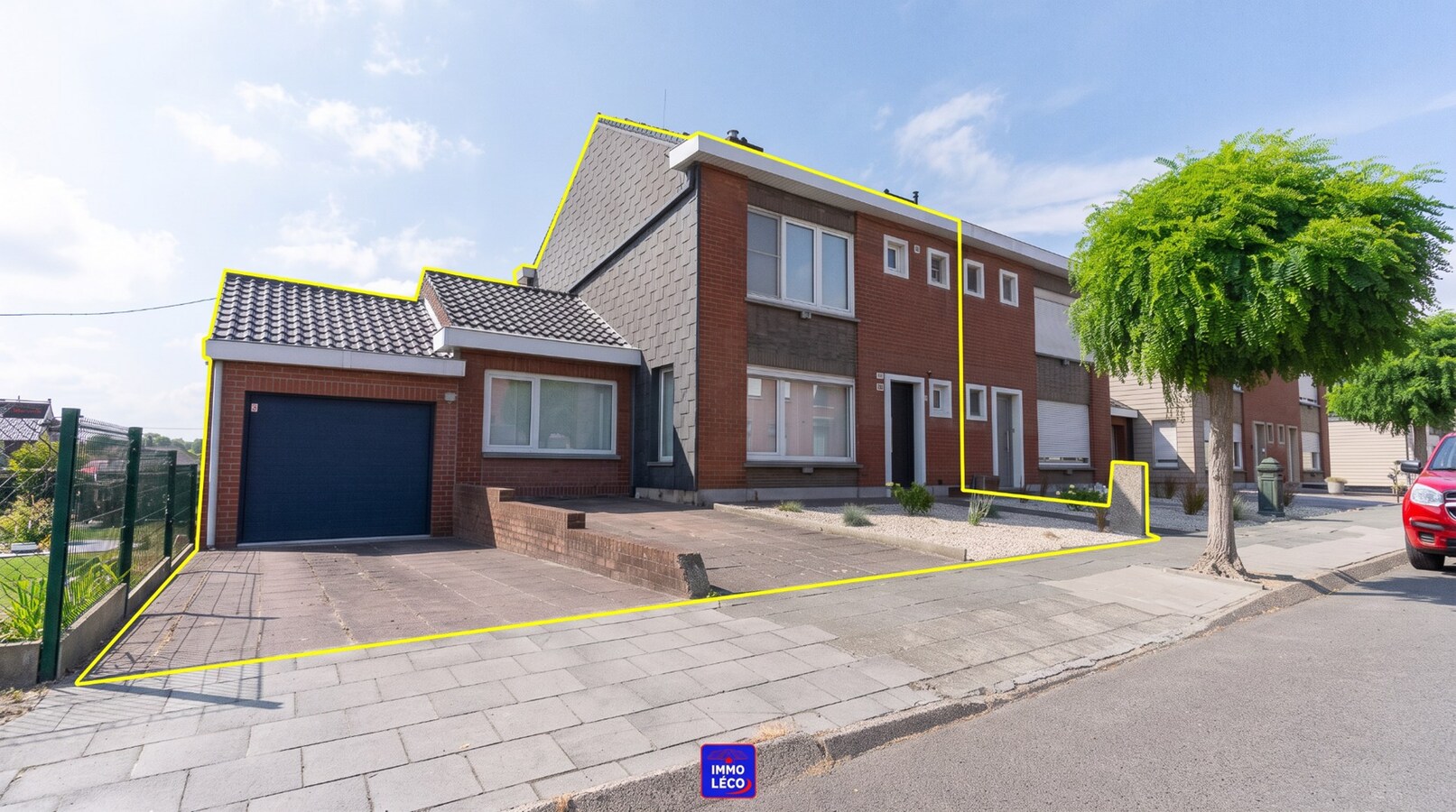 3 façades rénovée avec jardin, double garage, parking 2voit., COUP DE COEUR !! 