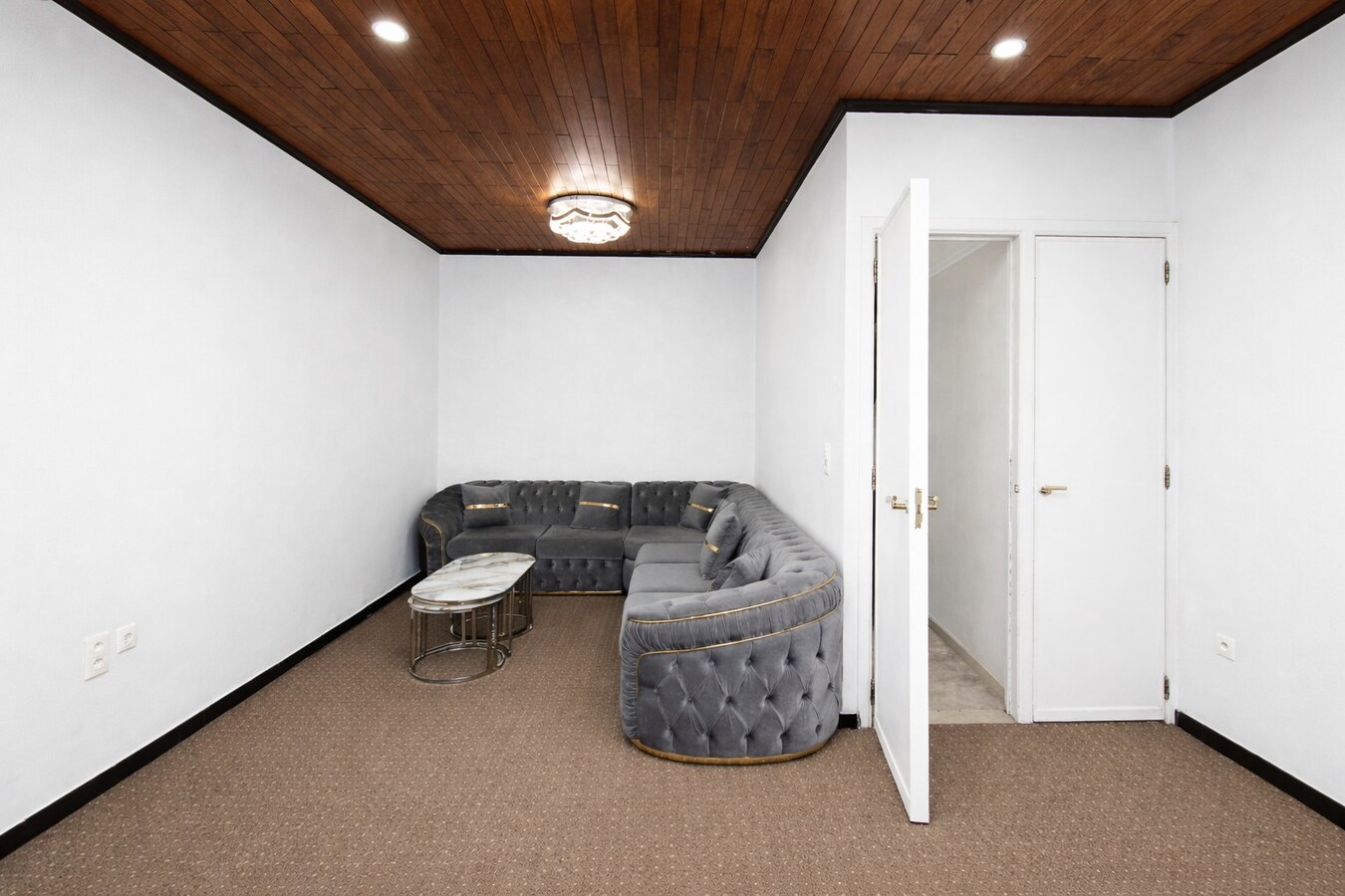 Centraal gelegen woning met drie slaapkamers, tuin én inpandige garage te koop in Sint-Niklaas! 