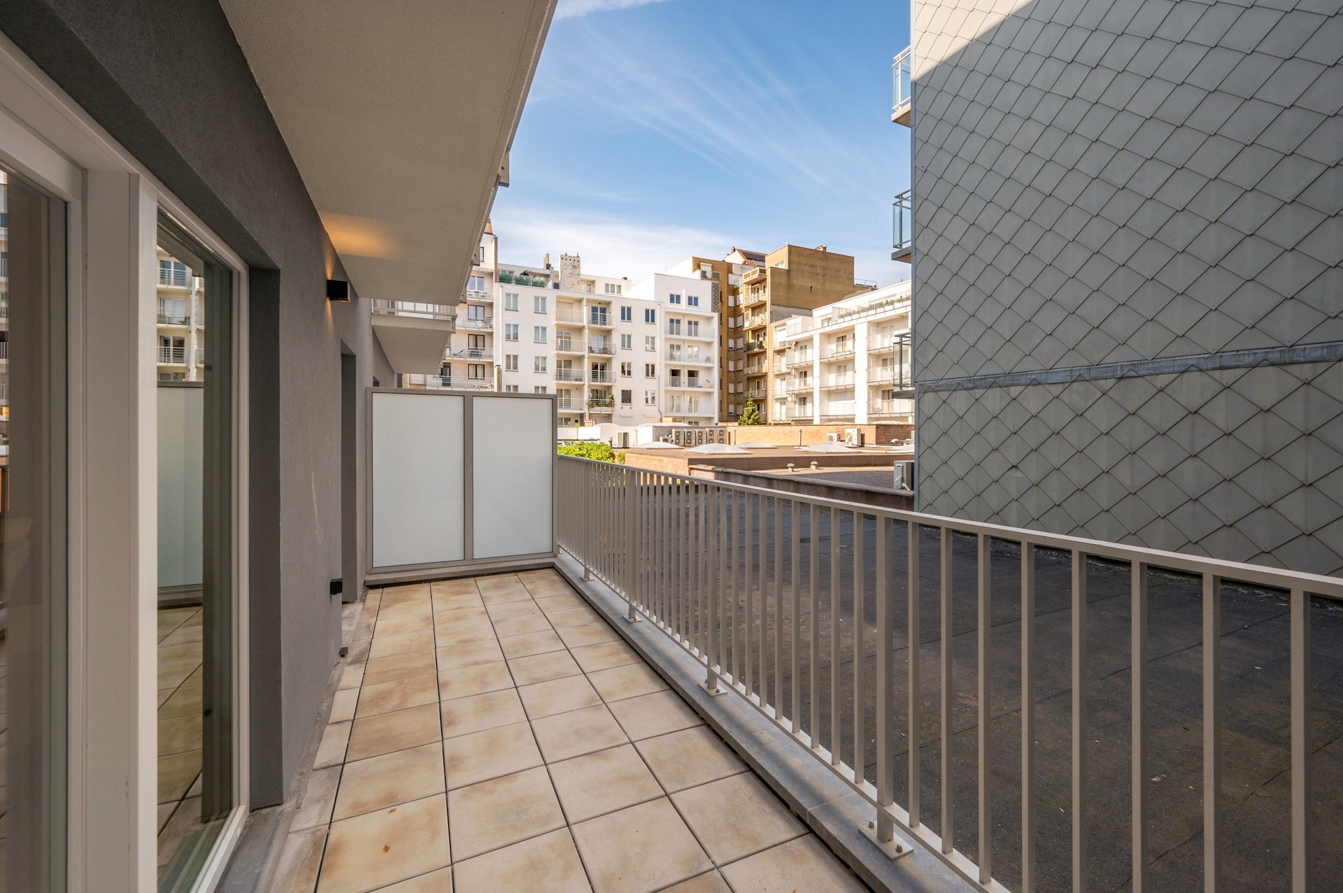 Appartement rénové de haut standing situé du côté ouest avec vue latérale sur la mer. 