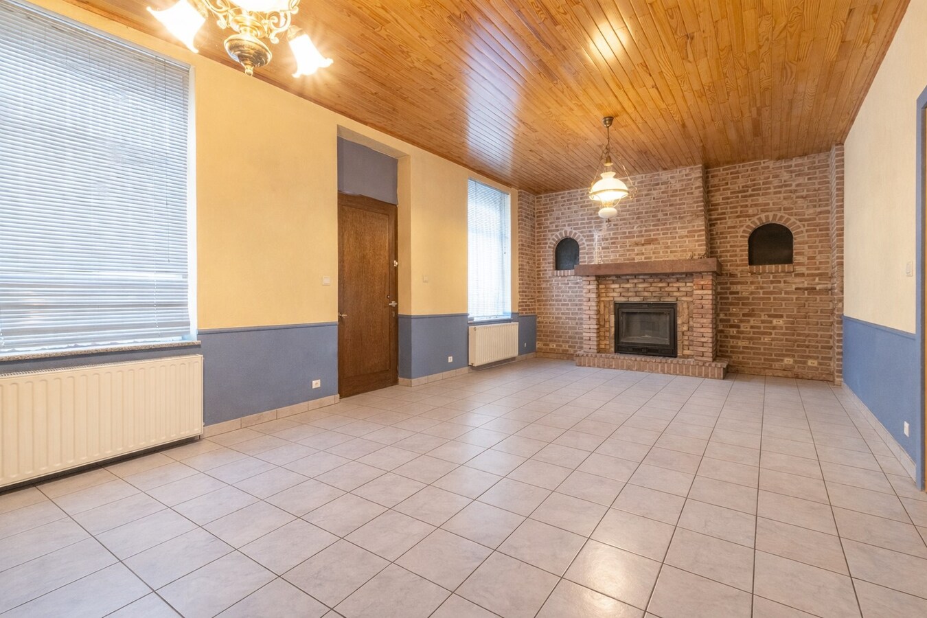 Kloeke woning met tuin, 2 garages en uitweg 