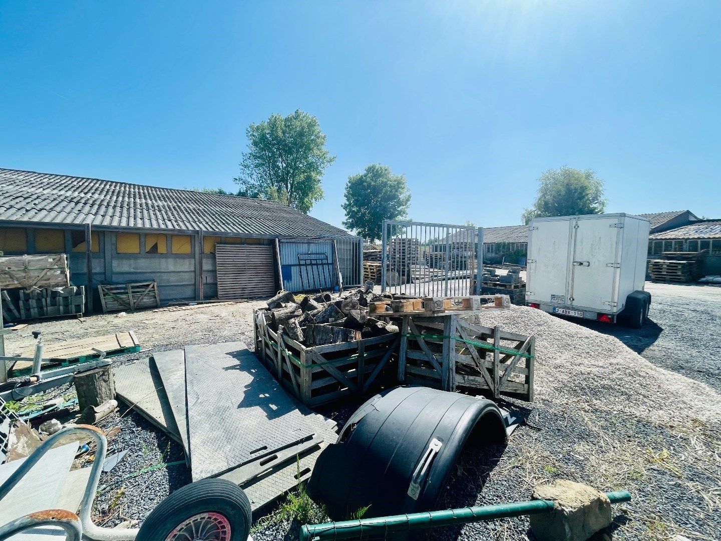 Alleenstaand magazijn op groot stuk grond 330000 euro 