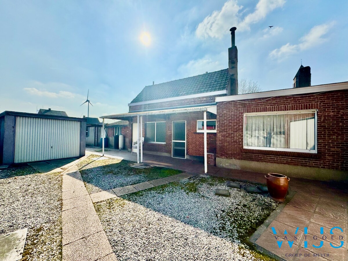 Op te frissen woning met tuin &amp; 2 garages te Rieme ! 