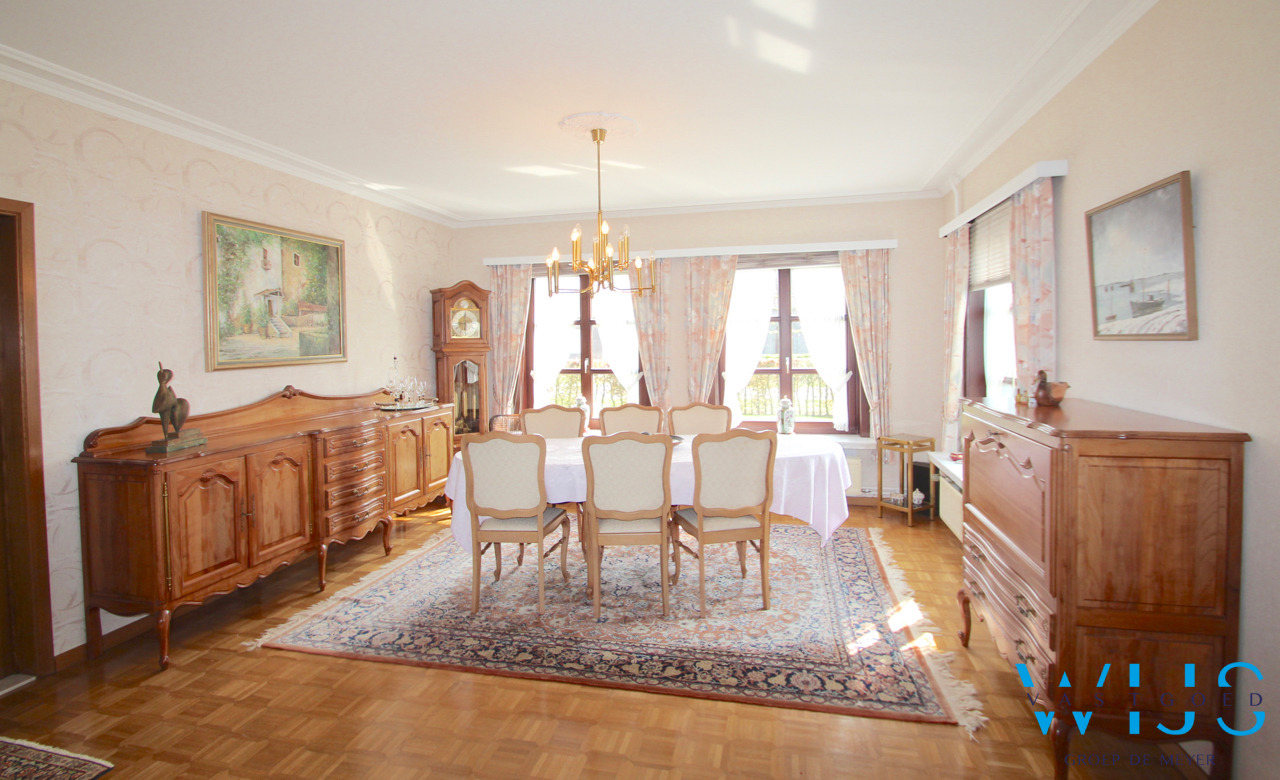 Prachtige instapklare en ruime woning op 1547m²  te OOSTEEKLO 