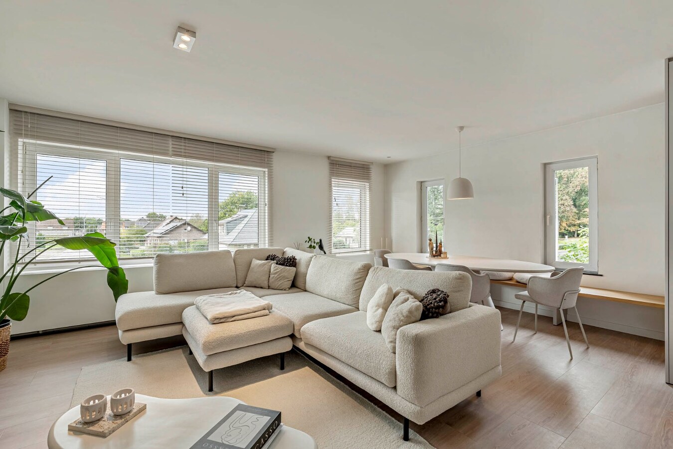 Comfortabel, mooi gerenoveerd duplex-appartement mét ruim terras en carport! 