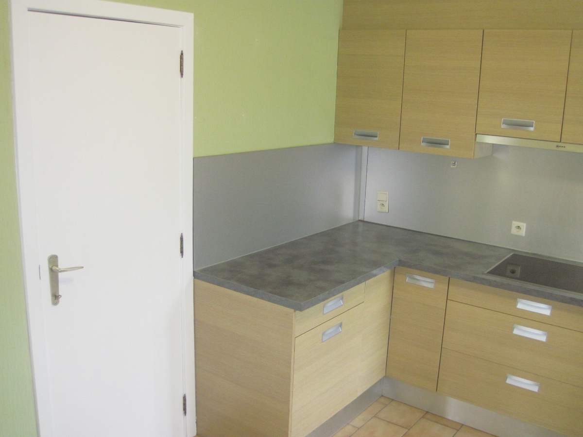 Ruim, lichtrijk appartement op de 1° verdieping. GEEN VASTE KOSTEN !! 