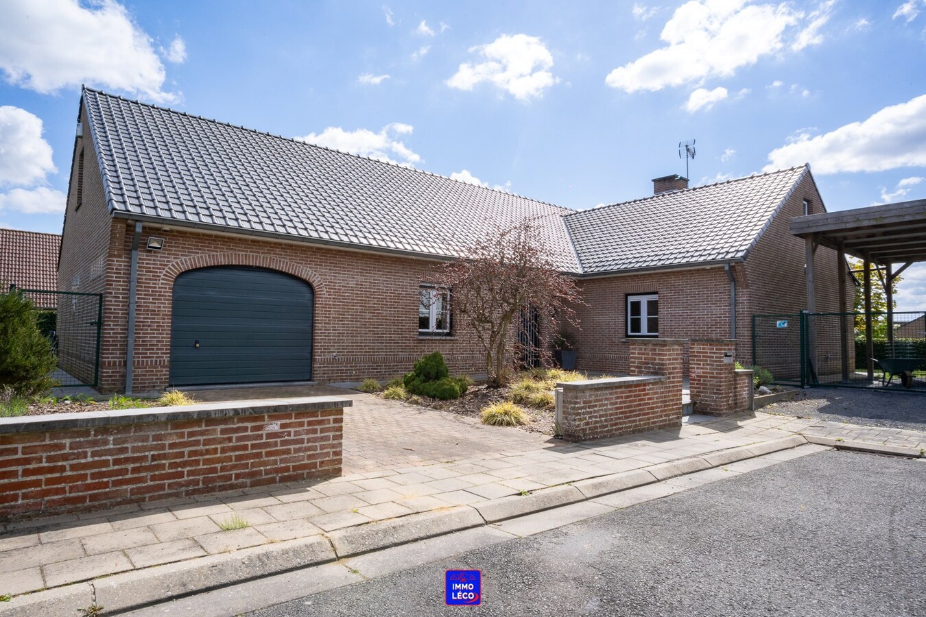 Plain-Pied érigé sur 808m², clos résidentiel prisé, garage et carport, COUP DE COEUR ! 