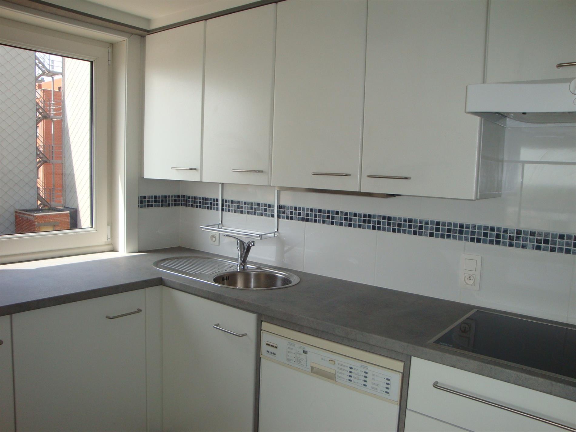 Voll. gerenoveerd 3-slpk HOEKapp. op 7e verd. met havenzicht 