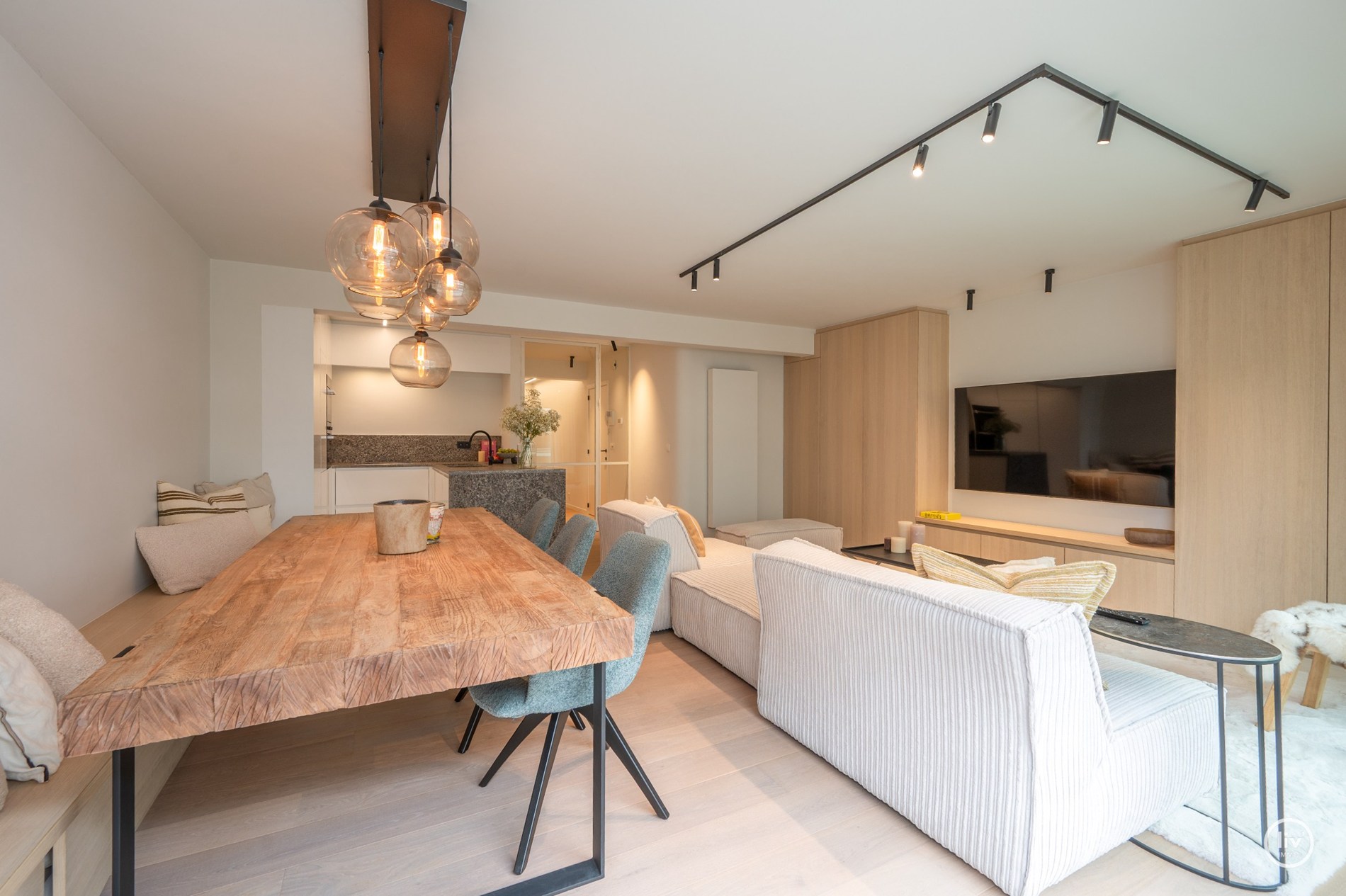 Prachtig ruim 2 slaapkamerappartement met mooie gevelbreedte en groot zonneterras op een topligging vlakbij de Dumortierlaan te Knokke. Garage mogelijk in het gebouw. 