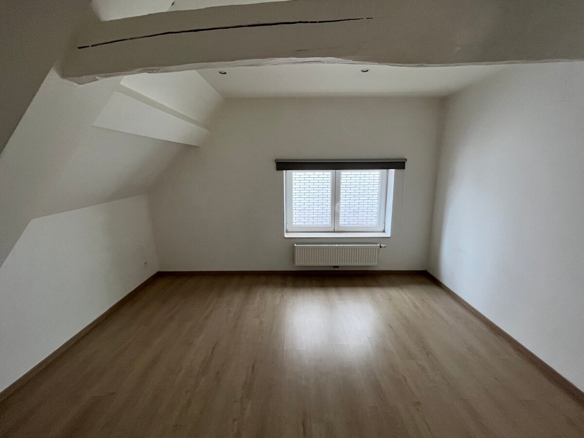 Bijzonder ruime, praktisch ingedeelde gezinswoning 