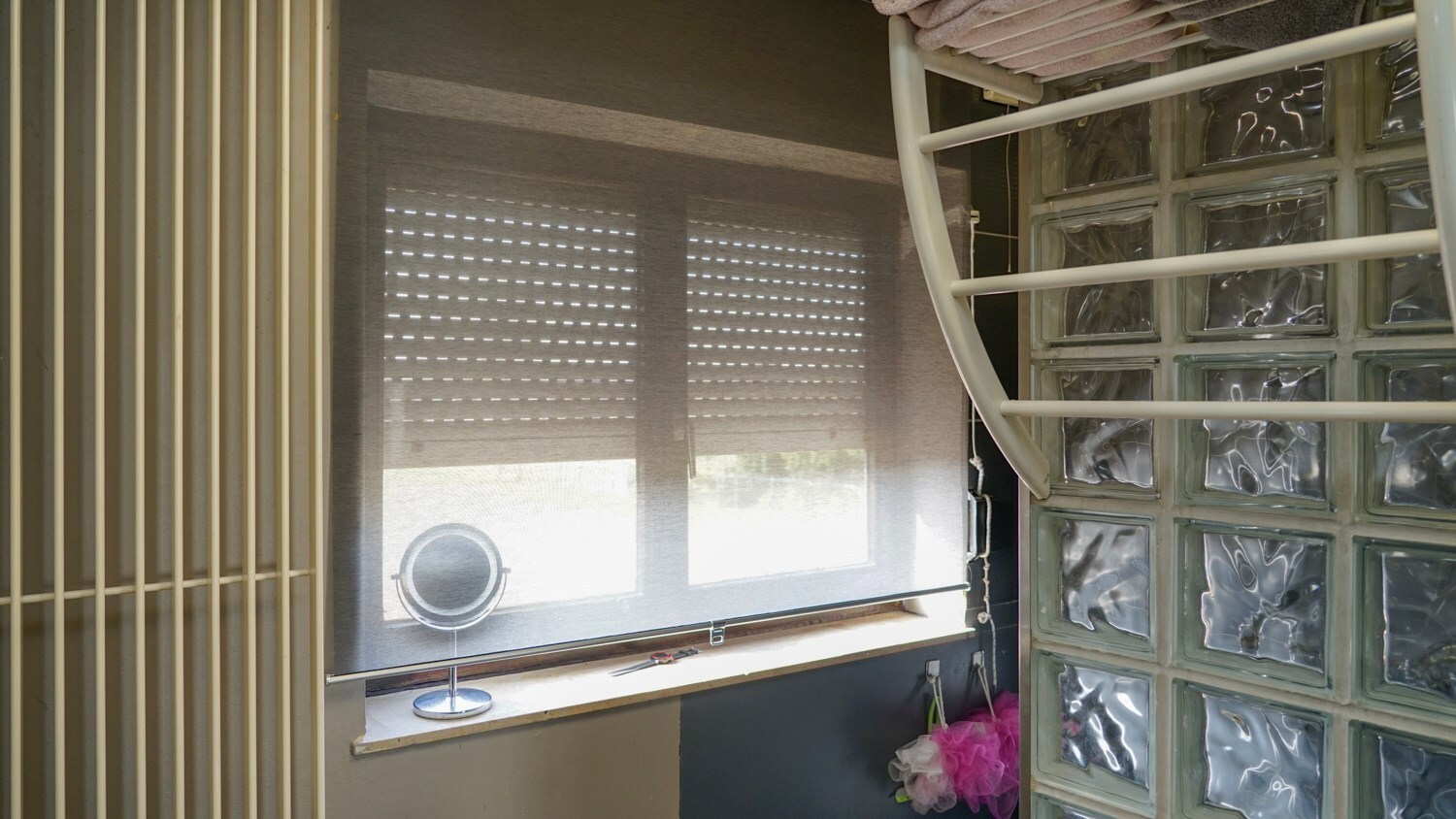 Ruime woning met 4 slaapkamers en hobbyruimte/winkel. 