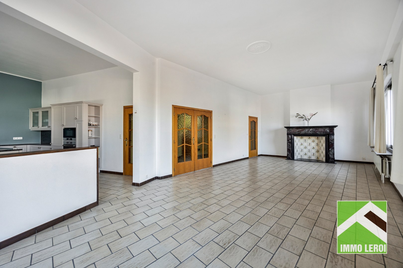Woonkamer met doorgang keuken