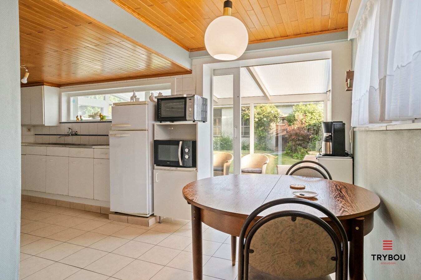 Centraal gelegen, halfopen woning met loods op perceel van 625m² 