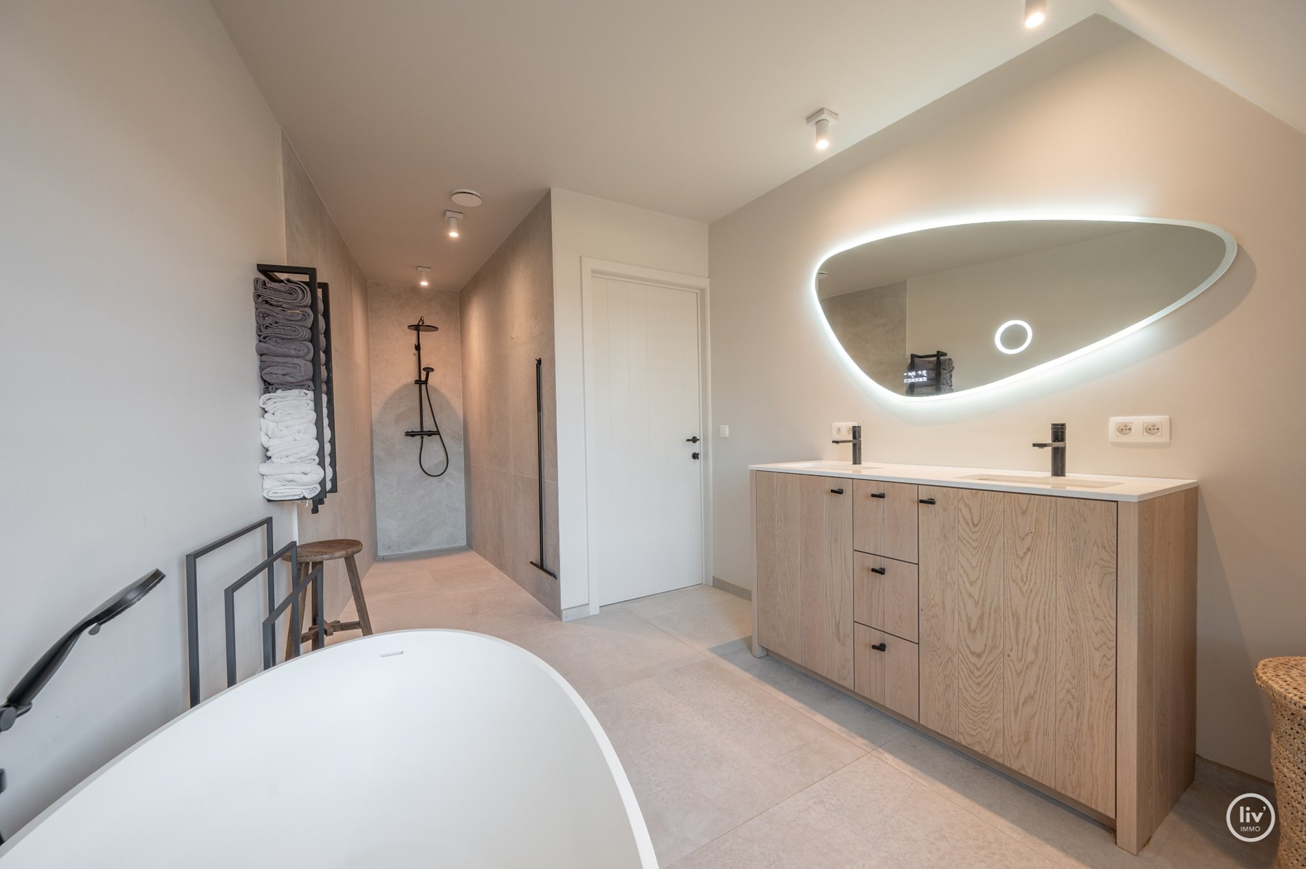 Luxueus afgewerkte energie zuinige woning met zwembad te Knokke 