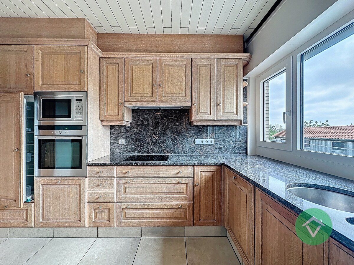 Statige bungalow op 1.811m² met landelijk zicht, drie slaapkamers en twee garages te Ichtegem 