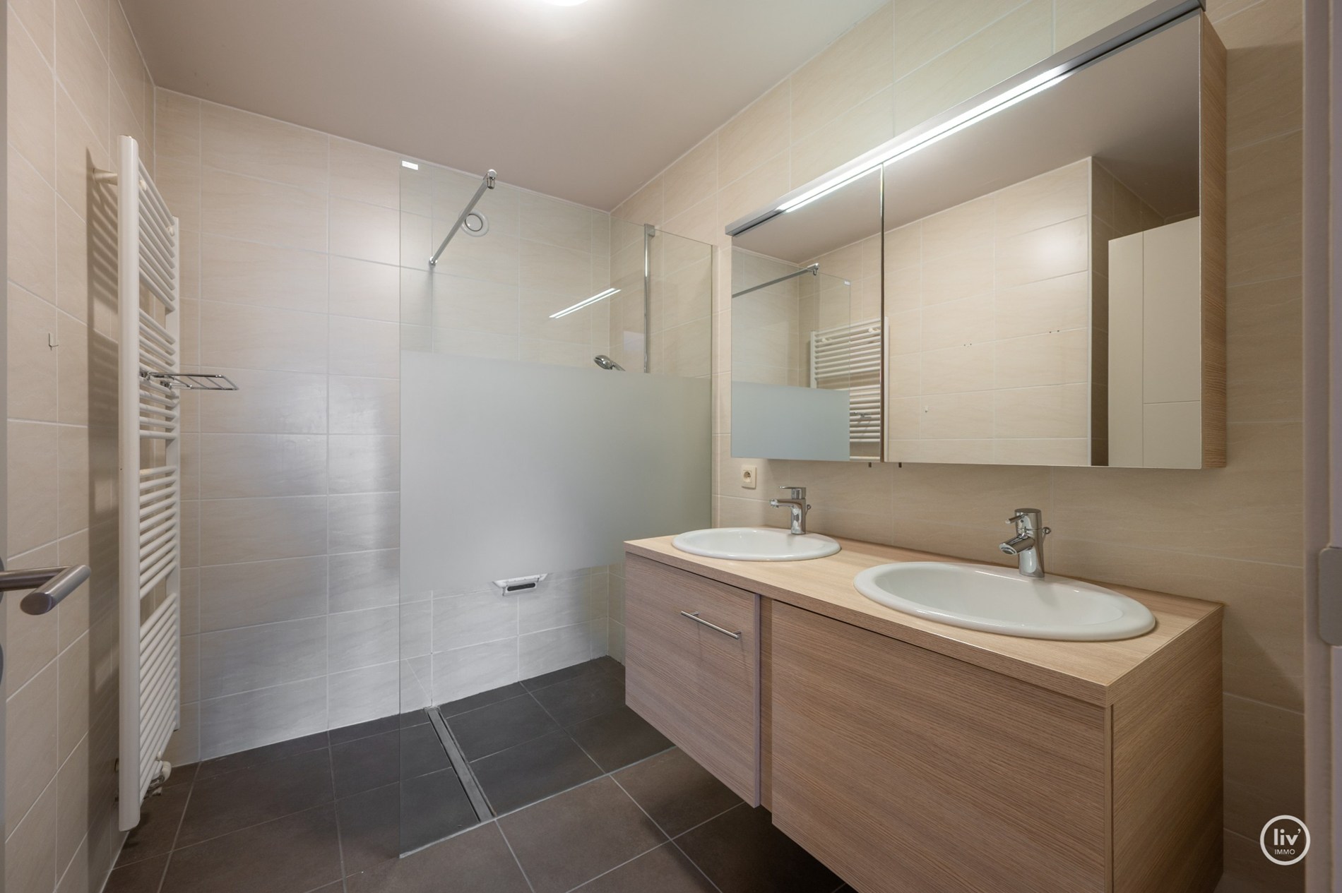 Centraal gelegen 2 slaapkamer appartement met ruime terrassen in een recent gebouwde residentie (met mog. tot aankoop van inpandige garage) 