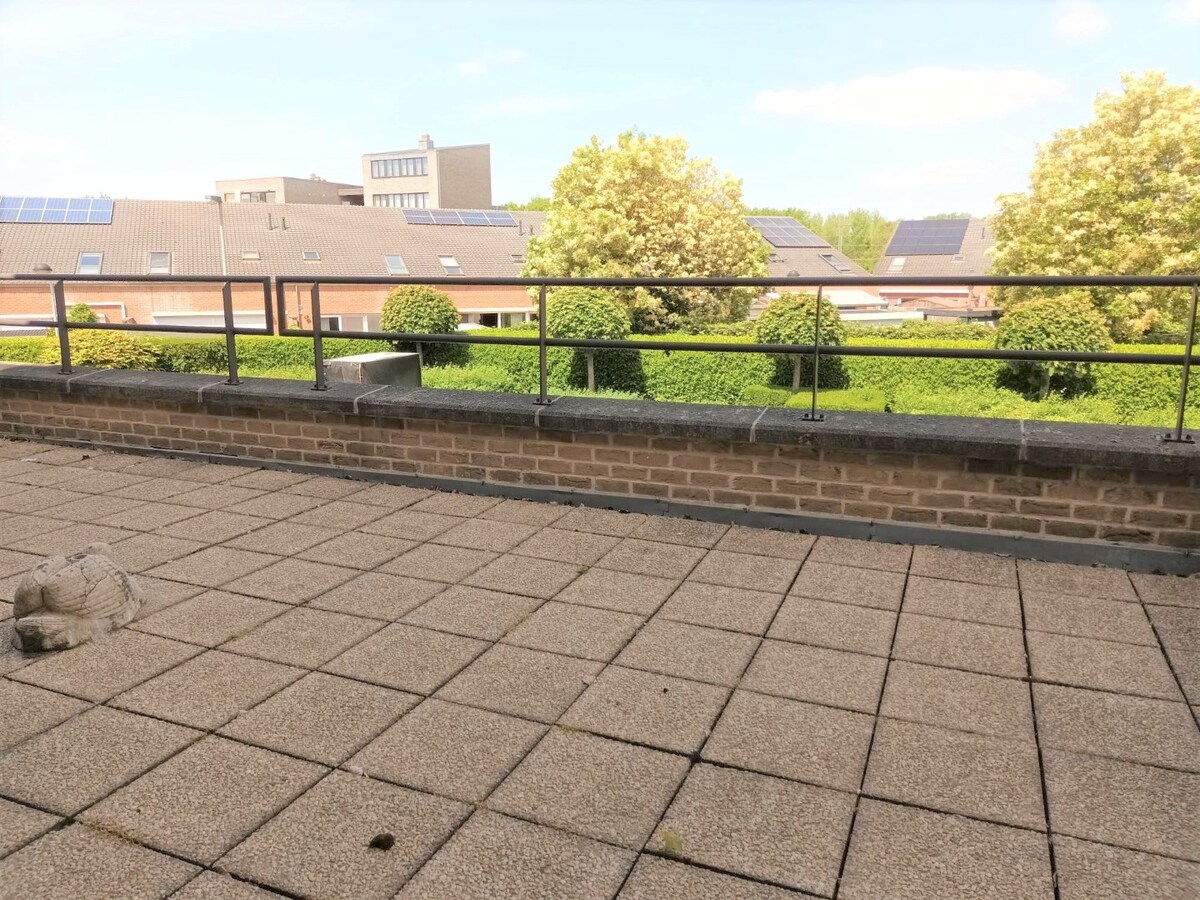 MOOI, RUIM APPARTEMENT MET 2 SLAAPKAMERS GELEGEN IN HET HARTJE VAN KERMT 