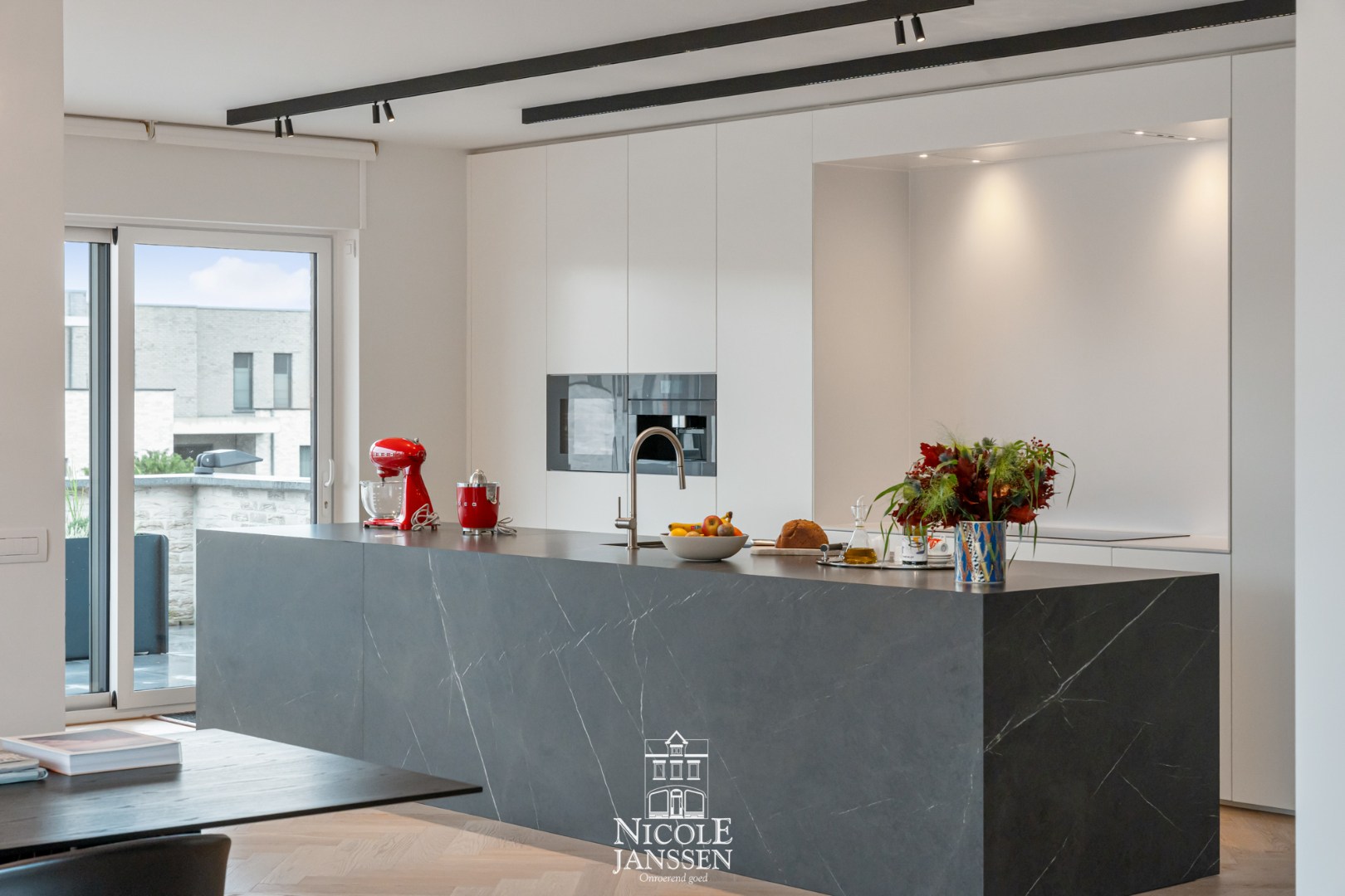 Grote luxueuze keuken voorzien van alle comfort, inclusief wijnkoeler