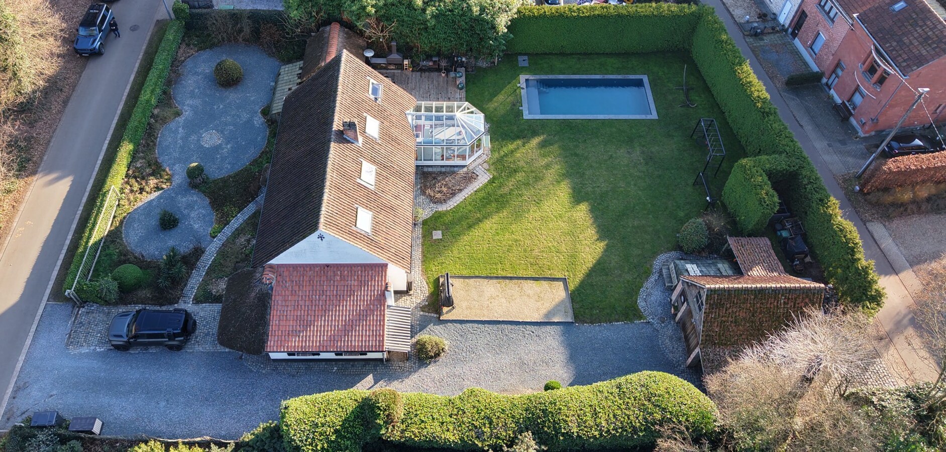 Charmante en ruime woning met zwembad en bijgebouw op toplocatie 