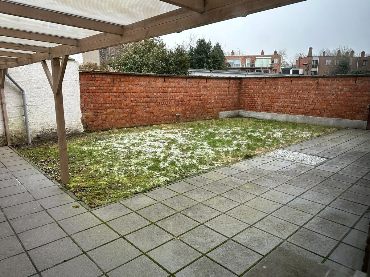 Gelijkvloersppartement met 3 slpk, dubbele garage, tuin en ruime kelder (120 m²) 