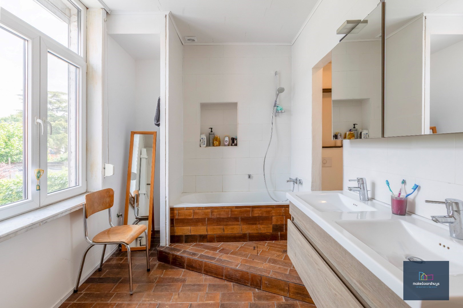 Instapklare woning met aangename tuin en garage 