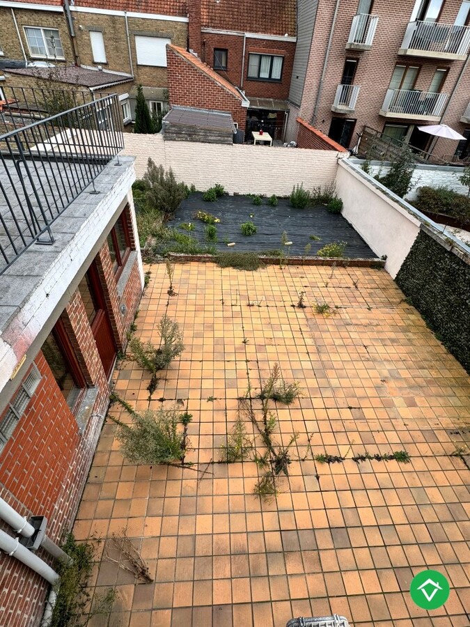 Te koop: Uniek gebouw met 2 appartementen, garage en ruime tuin – hartje Nieuwpoort-Stad 