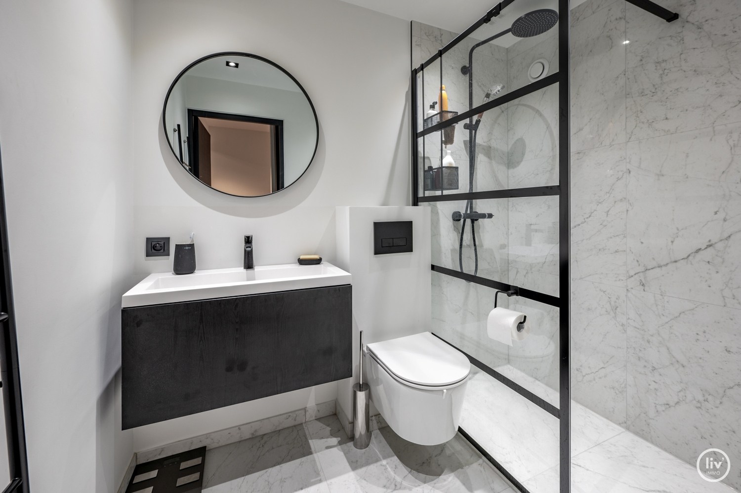 GEMEUBELD - Hoogstaand gerenoveerd en tevens gemeubeld 3-kamer appartement op wandelafstand van de Zeedijk-Albertstrand. 