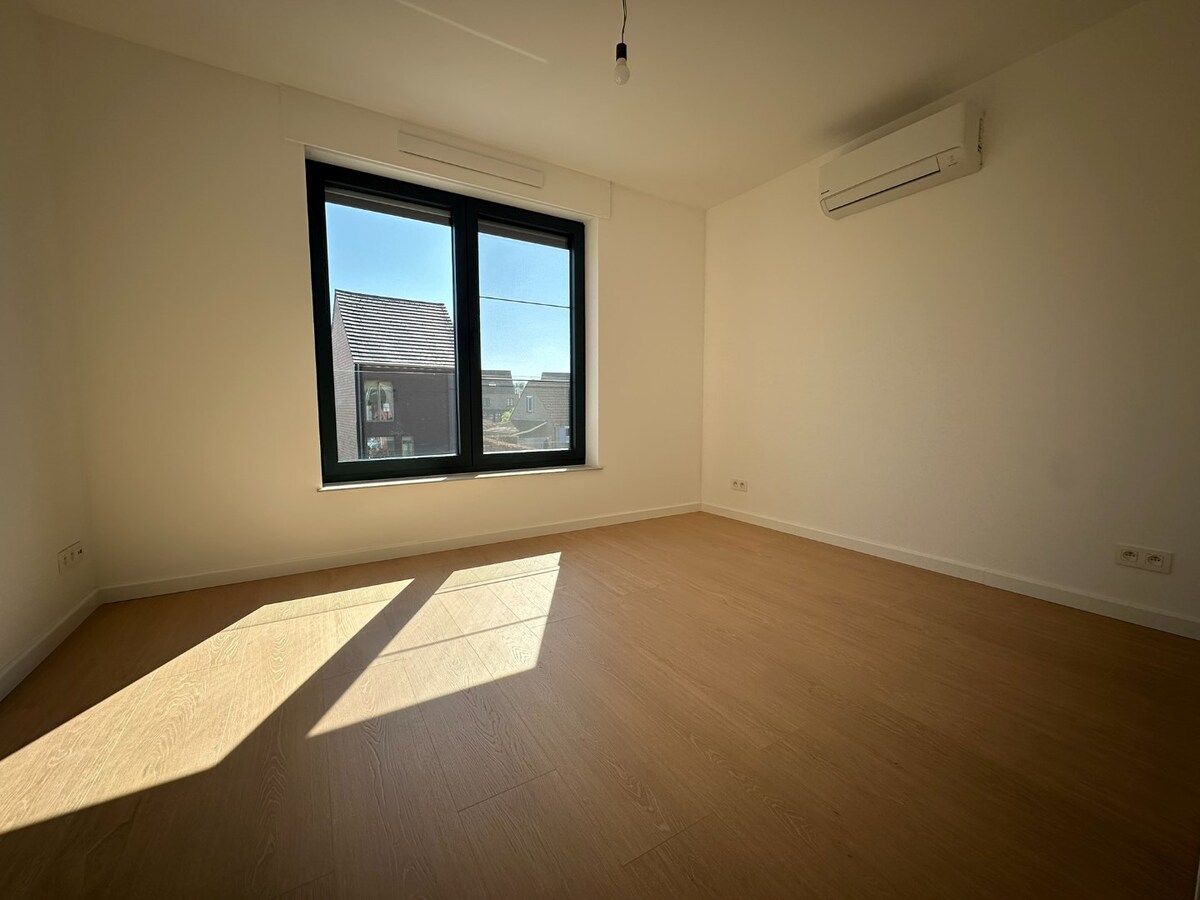 Instapklare nieuwbouwwoning met 4 slaapkamers, garage én tuin – energiezuinig wonen in hartje Sint-Antonius 