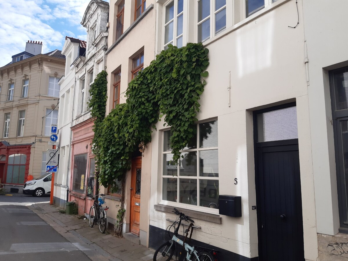 Authentiek wonen in de schaduw van Sint-Baafs. 