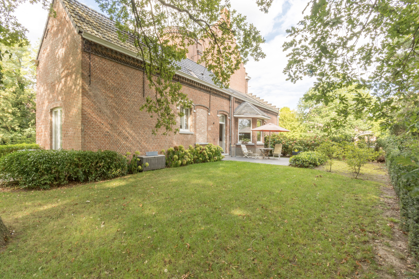 Gelijkvloers luxe 2-slk-appartement met privatieve tuin. 