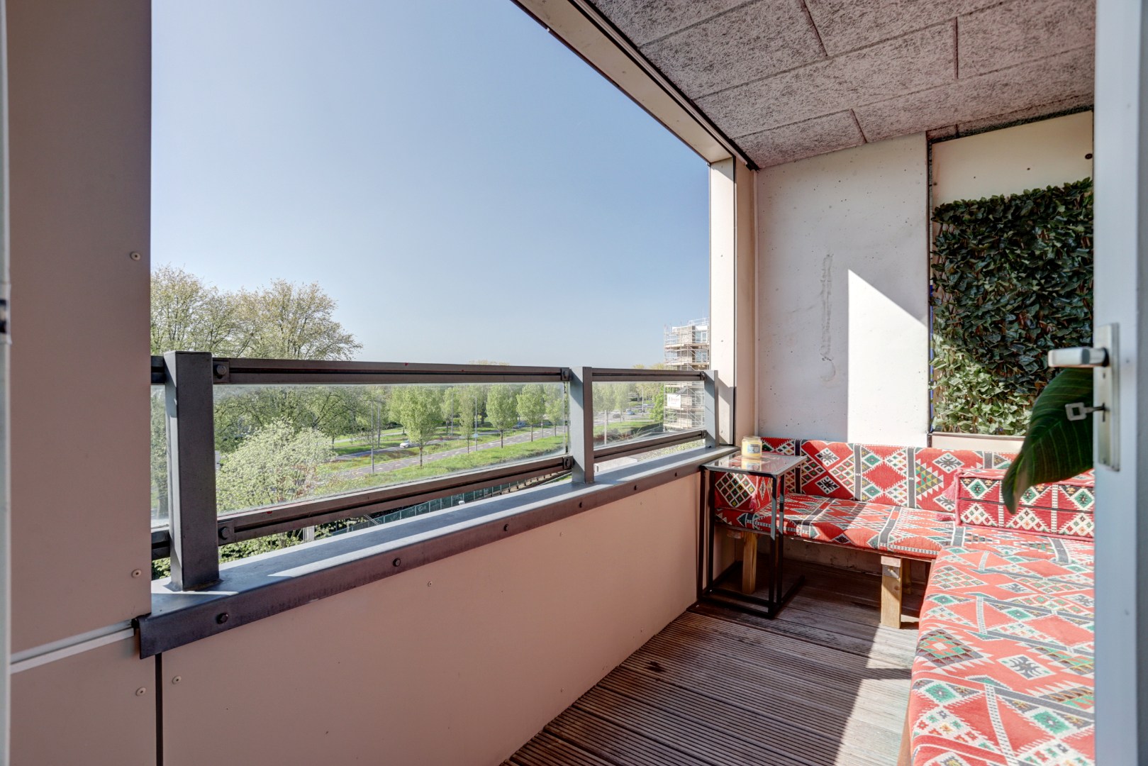 Zonder klussen te betrekken dit 2-kamer appartement op de 4e verdieping met zonnig balkon, moderne badkamer, 1 slaapkamer en berging in de onderbouw! 