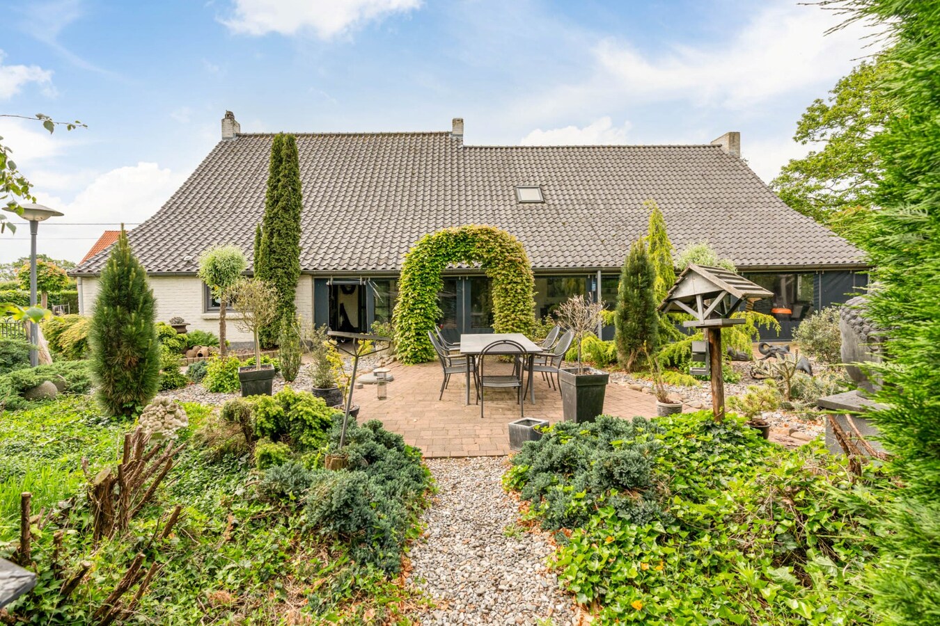 Ruime, zeer rustig gelegen woning op een perceel 29a90ca te Molenbeersel - een deelgemeente van Kinrooi! 