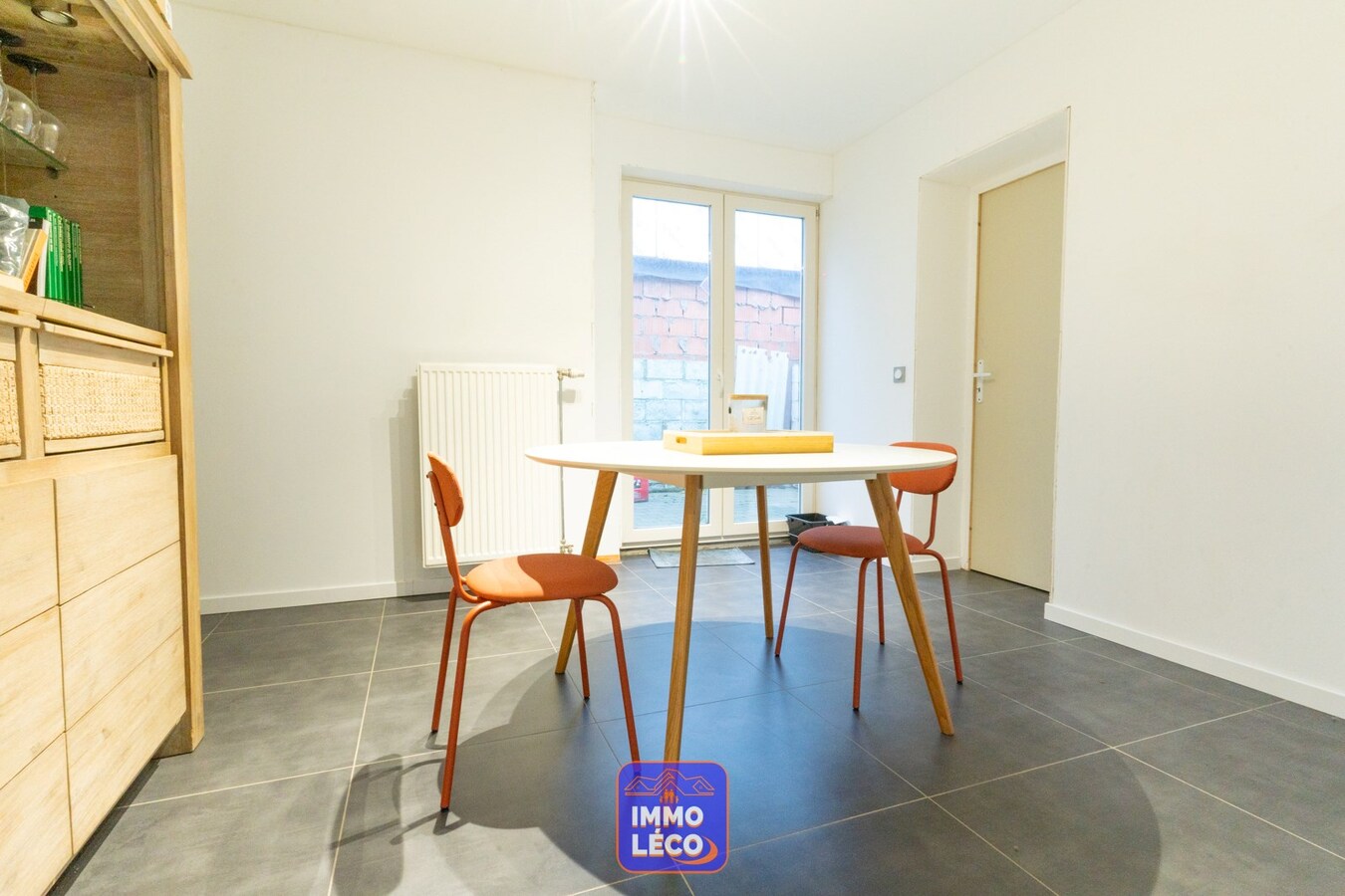 Maison rénovée avec grande cour/terrasse. 