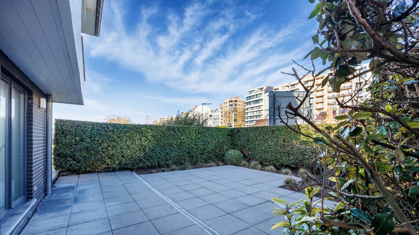 Gelijkvloers appartement met uitzonderlijk zonnig terras en zicht op natuurgebied, op een boogscheut van de zeedijk te Heist. 