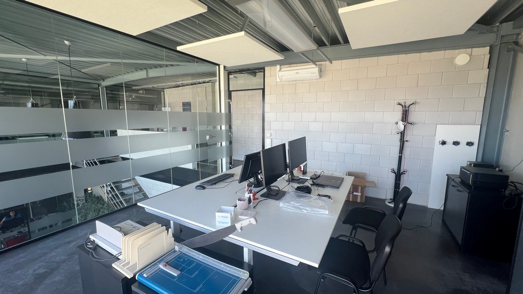 Bedrijfspand met appartement te koop nabij N47 in Lebbeke