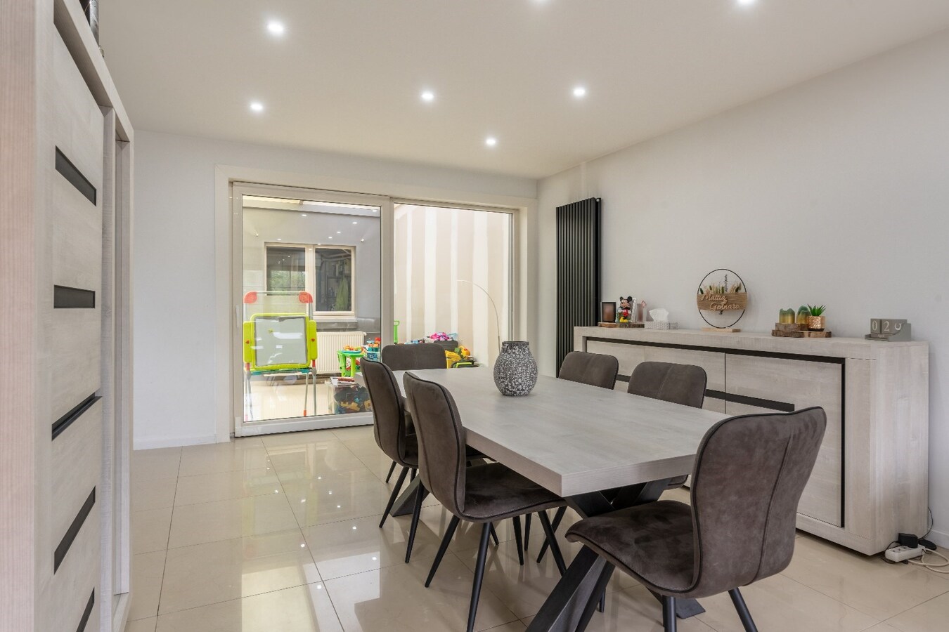 Ruime gerenoveerde woning in Niel-bij-As met 3 slaapkamers. 